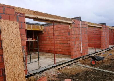 instalowanie stropu - widok od strony ogrodów 01.02.2025