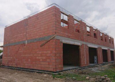 widok od tarasów - segmenty przygotowanie do szalowania wieńca piętra, teren wokół wyrównany 07.05.2025