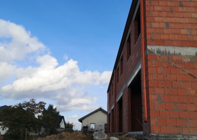 teren od ogrodów już częściowo wyrównany, a docelowo po zainstalowaniu muru oporowego - 15.10.2025