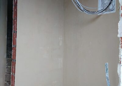 otynkowane ściany w korytarzu z szafkami technicznymi w A4 - 30.01.2026