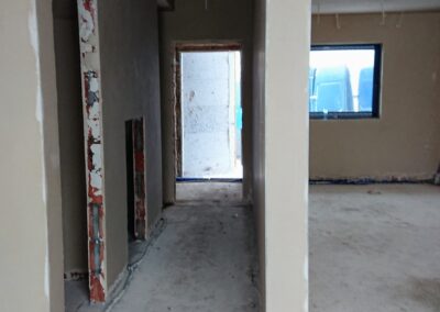 otynkowane ściany w holu w A4 - 30.01.2026