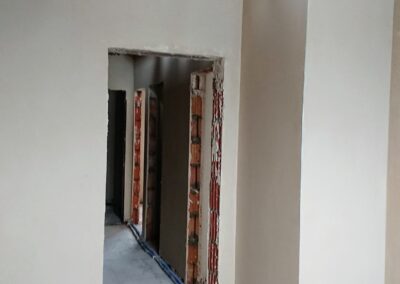 otynkowane ściany na piętrze w A4 - 30.01.2026