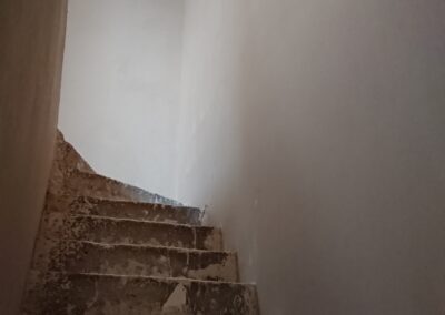 otynkowane ściany na schodach na piętro w A4 - 30.01.2026