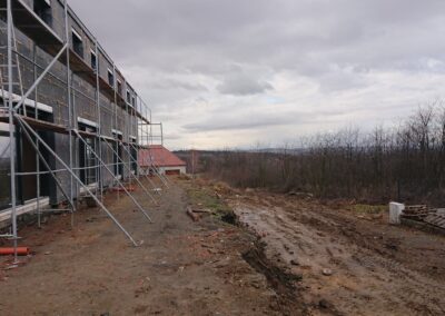 przygotowania pod mur oporowy - widok od strony tarasów - 23.02.2026