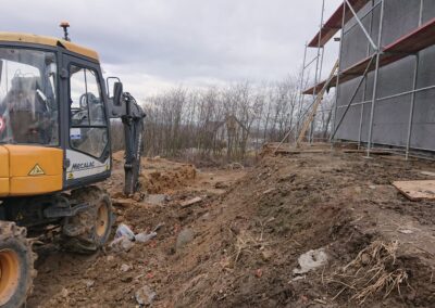 przygotowania pod mur oporowy - widok na ogród A1 - 23.02.2026